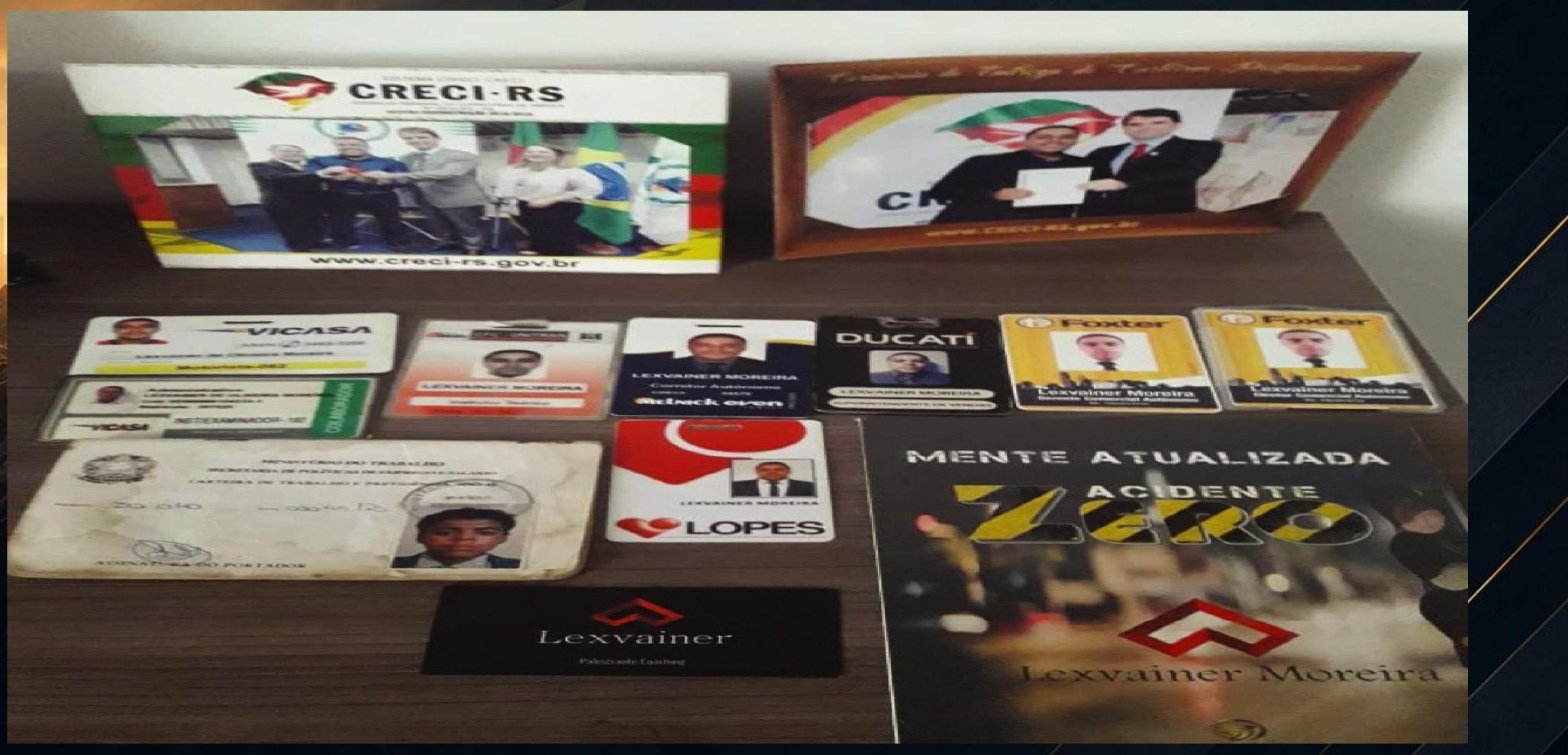 Crachás, credenciais profissionais e certificados acumulados ao longo da carreira