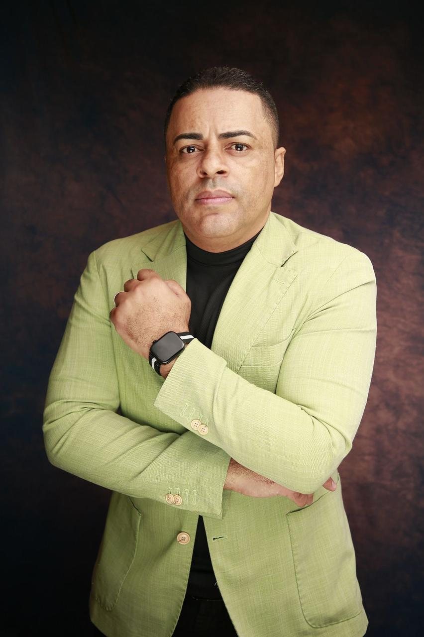 Lexvainer Moreira, mentor e palestrante, em retrato de terno com a cidade ao fundo